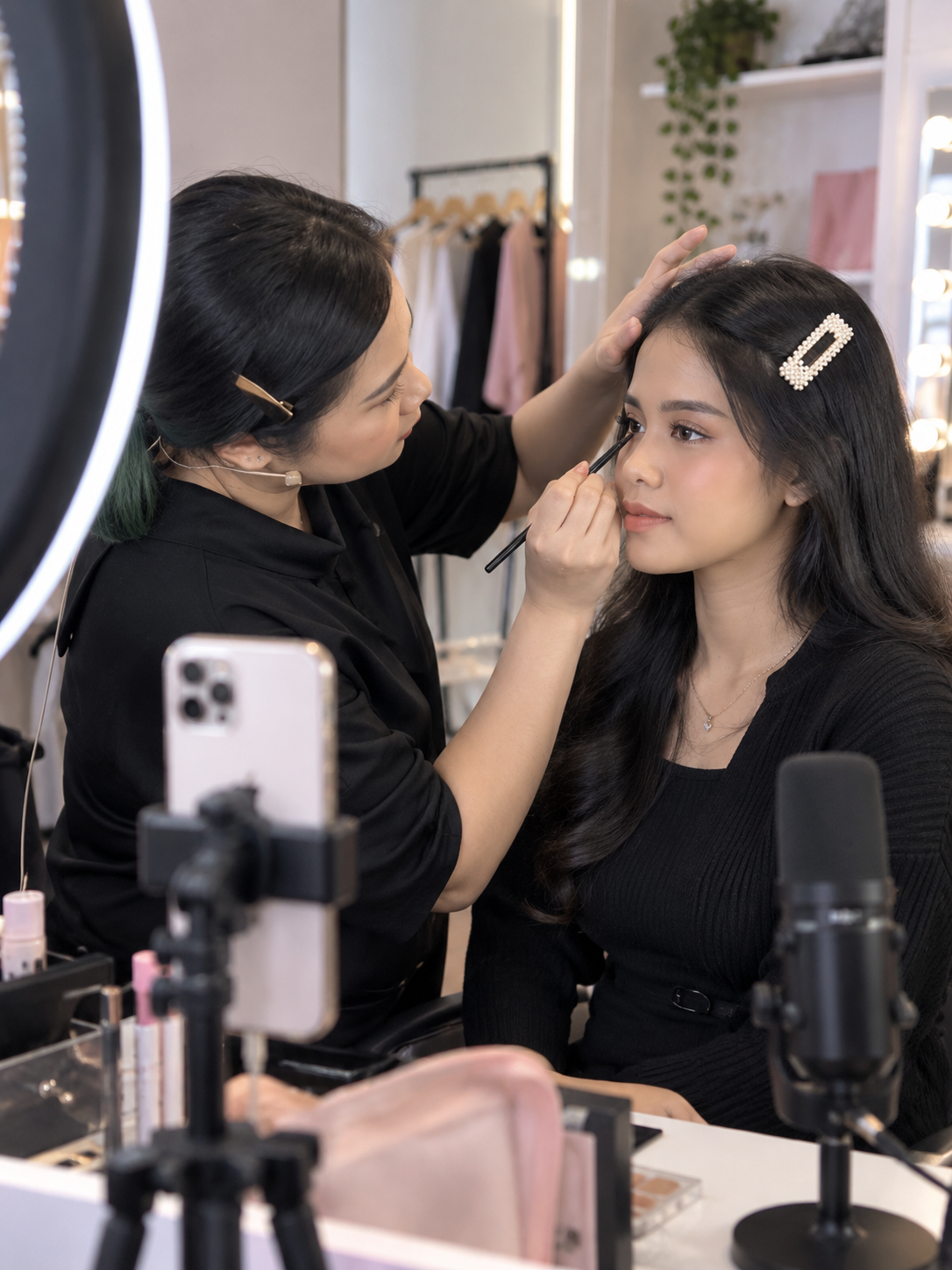 Persiapan Make up kreator Velora digital entertainment sebelum Live streaming